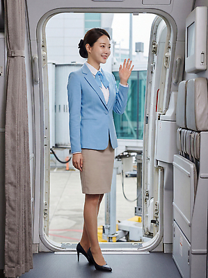 JPG 편집이미지 여행 백그라운드 비행기 문 대기 공항 승무원 서비스 시설 장면 승객 손흔들기 의료성형뷰티 항공사 편집실사 AI인물포토 AI콘텐츠 직업 산업 항공교통 교통시설 모션 대중교통 CG 파일형식 AI포토