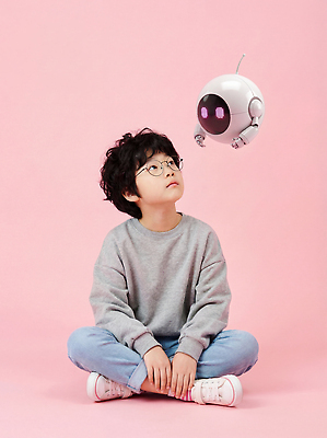 JPG 편집이미지 응시 어린이 분홍색 백그라운드 상상 놀이 미래 기술 앉기 공중 친구 로봇 전자 의료성형뷰티 AI_인공지능 이미지편집 AI인물포토 AI콘텐츠 시선 컬러 컨셉 관계 모션 사람 파일형식 AI포토