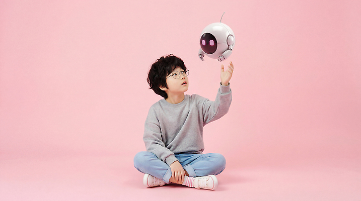 JPG 편집이미지 손 응시 어린이 분홍색 백그라운드 놀이 바닥 기술 앉기 기계 로봇 의료성형뷰티 상호작용 AI_인공지능 이미지편집 AI인물포토 AI콘텐츠 시선 컬러 모션 사람 신체부위 파일형식 AI포토