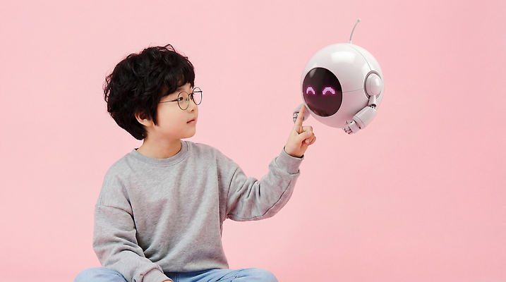 JPG 편집이미지 어린이 분홍색 백그라운드 티셔츠 손가락 기술 표정 친구 놀이터 로봇 즐거움 장면 관심 의료성형뷰티 상호작용 AI_인공지능 이미지편집 AI인물포토 AI콘텐츠 손 감정 컬러 셔츠 관계 놀이 사람 파일형식 AI포토