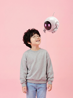 JPG 편집이미지 행복 어린이 분홍색 백그라운드 놀이 기술 실내 웃음 소년 친구 귀여움 기계 놀이터 로봇 의료성형뷰티 AI_인공지능 이미지편집 AI인물포토 AI콘텐츠 남자 감정 컬러 컨셉 관계 표정 사람 내부 파일형식 AI포토