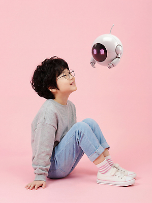 JPG 편집이미지 감정 어린이 분홍색 백그라운드 모션 상상 미래 기술 미소 앉기 일상 친구 로봇 즐거움 소통 의료성형뷰티 AI_인공지능 이미지편집 AI인물포토 AI콘텐츠 컬러 컨셉 관계 표정 사람 라이프 파일형식 AI포토