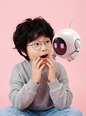 JPG 편집이미지 어린이 분홍색 기술 표정 대화 친구 장난감 놀람 공간 기쁨 놀이터 로봇 즐거움 소통 의료성형뷰티 AI_인공지능 이미지편집 AI인물포토 AI콘텐츠 감정 컬러 컨셉 관계 놀이 말하기 사람 파일형식 AI포토