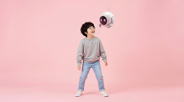 JPG 편집이미지 행복 어린이 분홍색 백그라운드 모션 놀이 기술 웃음 공중 친구 로봇 즐거움 의료성형뷰티 AI_인공지능 이미지편집 AI인물포토 AI콘텐츠 감정 컬러 관계 표정 사람 파일형식 AI포토