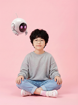 JPG 편집이미지 손 어린이 분홍색 백그라운드 놀이 미래 기술 표정 친구 학습 로봇 무릎 의료성형뷰티 상호작용 AI_인공지능 이미지편집 AI인물포토 AI콘텐츠 교육 컬러 컨셉 관계 사람 신체부위 파일형식 AI포토