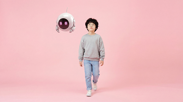 JPG 편집이미지 어린이 분홍색 모션 함께함 기술 공중 친구 걷기 방 로봇 즐거움 장면 동반자 의료성형뷰티 AI_인공지능 이미지편집 AI인물포토 AI콘텐츠 감정 컬러 컨셉 관계 사람 파일형식 AI포토