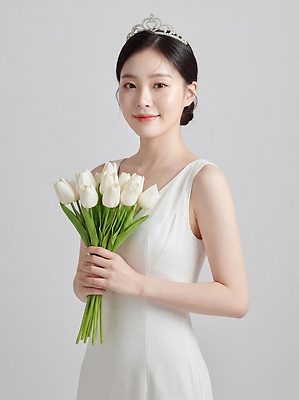 JPG 편집이미지 여자 행복 신부 꽃다발 부케 웨딩드레스 백그라운드 결혼식 왕관 표정 미소 카메라 촬영 튤립 준비 편집실사 AI인물포토 AI콘텐츠 드레스 꽃 감정 결혼 사람 전자제품 CG 파일형식 AI포토