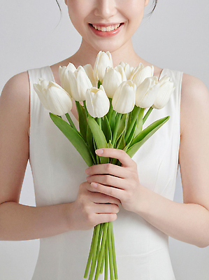JPG 식물 편집이미지 손 옷 여자 꽃 행복 신부 부케 웨딩드레스 백그라운드 자연 웃음 튤립 양손 흰색 뷰티풀 순간 편집실사 AI인물포토 AI콘텐츠 드레스 감정 컬러 꽃다발 결혼 표정 사람 신체부위 CG 생태계 파일형식 AI포토