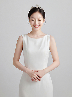 JPG 편집이미지 헤어스타일 드레스 여자 행복 신부 웨딩드레스 포즈 결혼식 왕관 사랑 미소 촬영 기쁨 축하 손모으기 편집실사 AI인물포토 AI콘텐츠 옷 감정 결혼 컨셉 표정 사람 손짓 CG 파일형식 AI포토