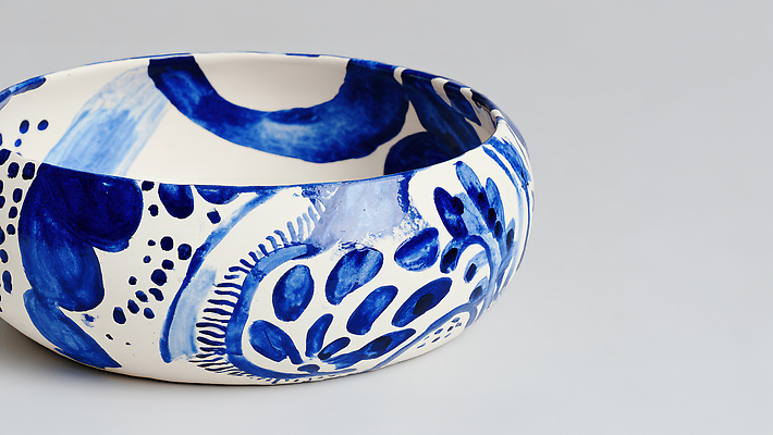 JPG 편집이미지 그릇 식기 디자인 음식 무늬 패턴 탁자 생활 장식 파란색 주방 흰색 도자기 원형 오브젝트 디테일 편집실사 AI포토 AI콘텐츠 도형 컬러 가구 CG 파일형식