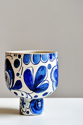 JPG 편집이미지 그릇 식기 디자인 예술 생활용품 무늬 꽃무늬 탁자 장식 파란색 인테리어 주방 흰색 도자기 수공예 편집실사 AI포토 AI콘텐츠 꽃 컬러 가구 공예 CG 오브젝트 파일형식