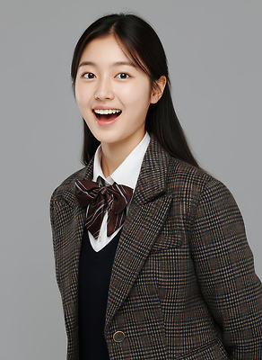 JPG 편집이미지 학생 긴머리 옷 교복 백그라운드 셔츠 학교 모션 여고생 표정 미소 정장 머리 카메라 회색 자신감 의료성형뷰티 편집실사 AI인물포토 AI콘텐츠 헤어스타일 여자 교육 감정 컬러 상의 고등학생 신체부위 전자제품 CG 파일형식 AI포토