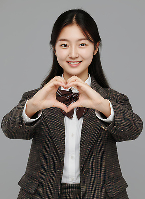 JPG 편집이미지 학생 손 여자 교복 얼굴 포즈 백그라운드 여고생 고등학교 사랑 미소 정장 카메라 자유 하트 중학교 의료성형뷰티 편집실사 AI인물포토 AI콘텐츠 모양 옷 감정 컨셉 학교 고등학생 표정 사람 신체부위 전자제품 CG 파일형식 AI포토