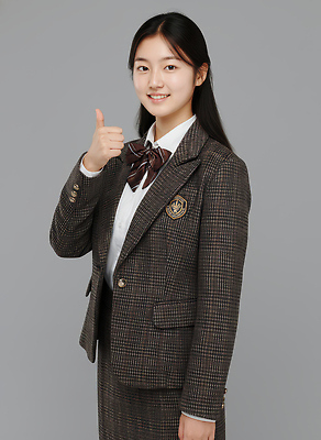 JPG 편집이미지 학생 손 옷 교복 포즈 셔츠 청소년 여고생 고등학교 표정 정장 머리 회색 엄지손가락 조끼 자신감 의료성형뷰티 편집실사 AI인물포토 AI콘텐츠 여자 감정 컬러 상의 손가락 학교 고등학생 사람 신체부위 외투 CG 파일형식 AI포토
