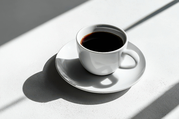 JPG 편집이미지 커피 음료 탁자 아침 그림자 컵 빛 검은색 공간 카페 마시기 흰색 원형 편집실사 AI포토 AI콘텐츠 주간 도형 식기 컬러 가구 모션 상점 CG 파일형식