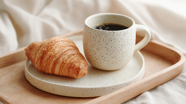 JPG 편집이미지 커피 음료 음식 빵 식탁 아침 디저트 시간 아침식사 크루아상 고소한맛 편집실사 AI포토 AI콘텐츠 주간 탁자 식사 맛 CG 파일형식