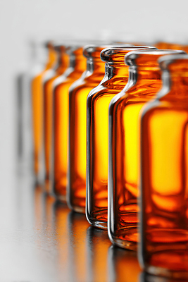 JPG 편집이미지 디자인 백그라운드 유리병 조명 반사 주황색 액체 구출 배열 질감 장면 빈병 흐림 공병 편집실사 AI포토 AI콘텐츠 컬러 병_용기 날씨 도움 CG 병_담는 파일형식