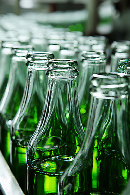 JPG 편집이미지 산업 음료 재료 공장 유리병 기계 작업 제조 상품 일렬 빈병 공병 상하 작업자 편집실사 AI포토 AI콘텐츠 공업 병_용기 CG 병_담는 파일형식