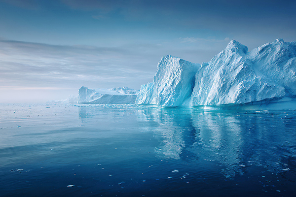 JPG 편집이미지 바다 자연 하늘 날씨 풍경 해변 물 반사 환경 얼음 대기 수면 차가움 극지방 빙하 빙산 편집실사 AI컴퓨터그래픽 AI콘텐츠 자연요소 CG 생태계 지역 파일형식