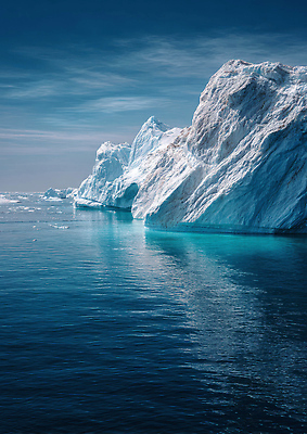 JPG 편집이미지 바다 자연 하늘 풍경 해변 물 파란색 환경 얼음 수면 극지방 빙산 조화 흐림 기온 편집실사 AI컴퓨터그래픽 AI콘텐츠 자연요소 컬러 날씨 CG 생태계 지역 파일형식