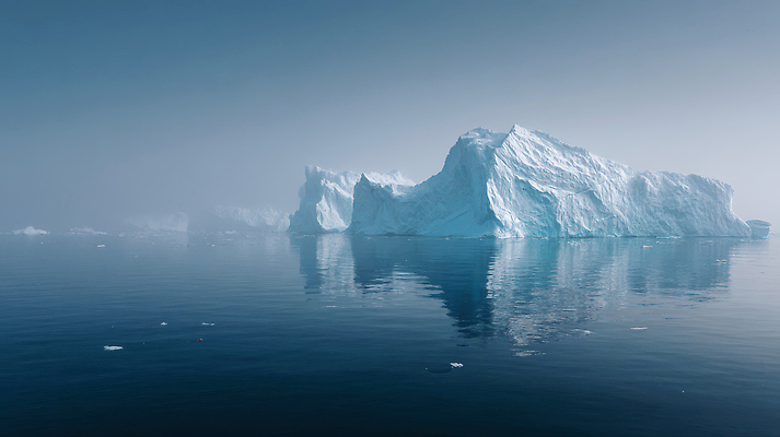 JPG 편집이미지 바다 자연 풍경 물 반사 고요 탐험 안개 수면 크기 극지방 북극 빙하 빙산 뷰티풀 얼음산 편집실사 AI컴퓨터그래픽 AI콘텐츠 자연요소 날씨 CG 생태계 지역 파일형식