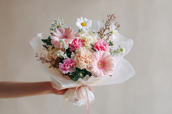 JPG 편집이미지 손 기념일 꽃 분홍색 꽃다발 부케 자연 사람 이벤트 장식 파티 흰색 축하 생일 준비 조화 의료성형뷰티 편집실사 AI인물포토 AI콘텐츠 식물 컬러 컨셉 신체부위 CG 생태계 파일형식 AI포토