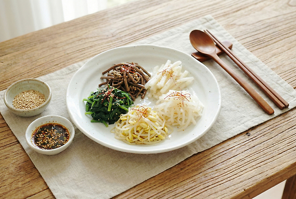 JPG 편집이미지 접시 한식 음식 채소 식탁 반찬 건조 요리 식사 신선 나물 간장 콩나물 정월대보름 시금치 건강식 고사리 무나물 숙주 편집실사 AI포토 AI콘텐츠 식기 명절 탁자 양념 CG 파일형식