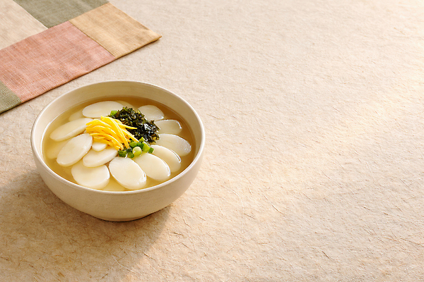 JPG 편집이미지 전통 그릇 한식 음식 재료 탁자 한국 요리 설날 계란 식사 맛 김 떡국 국물 편집실사 AI포토 AI콘텐츠 식기 명절 아시아 가구 컨셉 알 전통음식 해조류 CG 파일형식