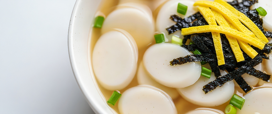 JPG 편집이미지 그릇 한식 재료 아침 요리 설날 식사 전통음식 김 떡국 국물 파 편집실사 AI포토 AI콘텐츠 주간 전통 식기 명절 음식 채소 해조류 CG 파일형식