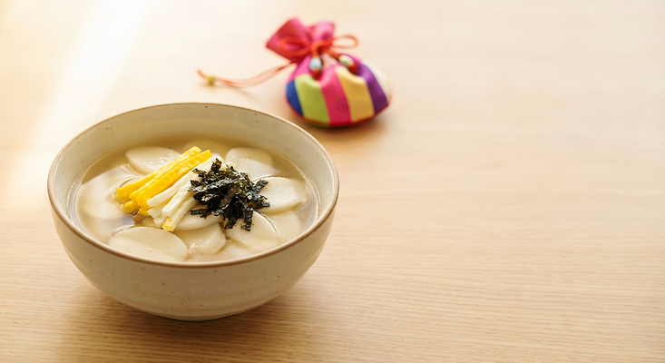 JPG 편집이미지 전통 그릇 명절 한식 음식 백그라운드 재료 새해 떡 요리 설날 고명 환대 주머니 떡국 국물 편집실사 AI포토 AI콘텐츠 식기 기념일 컨셉 전통음식 CG 파일형식