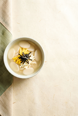 JPG 편집이미지 전통 그릇 한식 음식 재료 탁자 한국 설날 계란 식사 닭고기 김 브런치 떡국 국물 편집실사 AI포토 AI콘텐츠 식기 명절 아시아 가구 육류 알 전통음식 해조류 CG 파일형식