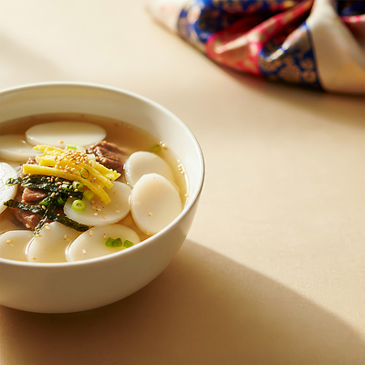 JPG 편집이미지 그릇 한식 음식 백그라운드 채소 재료 탁자 떡 육류 요리 설날 식사 전통음식 한복 떡국 국물 편집실사 AI포토 AI콘텐츠 한국전통 전통 식기 명절 가구 식재료 전통의상 CG 파일형식