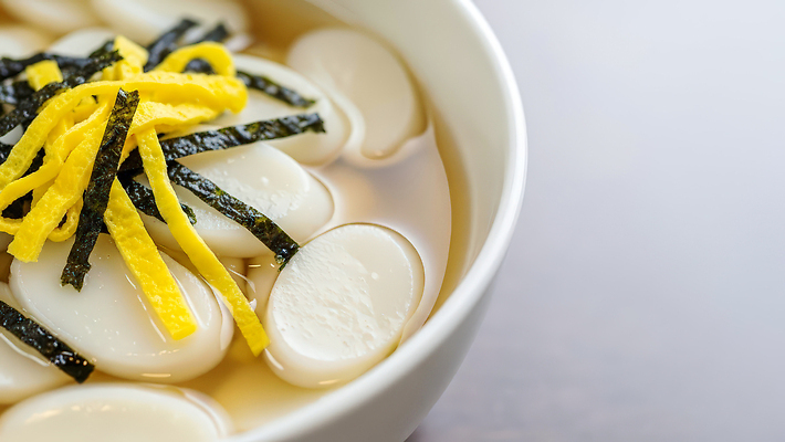 JPG 편집이미지 그릇 한식 재료 아침 떡 한국 요리 설날 계란 식사 전통음식 맛 김 떡국 국물 지단 편집실사 AI포토 AI콘텐츠 주간 전통 식기 명절 아시아 음식 컨셉 알 고명 해조류 CG 파일형식
