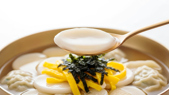 JPG 편집이미지 그릇 한식 음식 재료 떡 요리 설날 계란 숟가락 식사 전통음식 김 국 떡국 떡만두국 편집실사 AI포토 AI콘텐츠 전통 식기 명절 수저 알 해조류 CG 만두국 파일형식