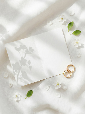 JPG 편집이미지 꽃잎 꽃 결혼 백그라운드 잎 자연 결혼식 그림자 장식 인테리어 햇빛 흰색 반지 오브젝트 청첩장 결혼반지 결혼소품 편집실사 AI포토 AI콘텐츠 식물 디자인 컬러 장신구 카드_감사 이벤트 태양 CG 생태계 파일형식