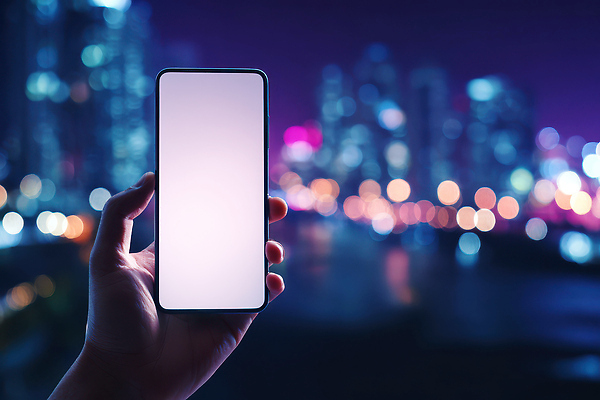 JPG 편집이미지 손 응시 백그라운드 야경 조명 기술 사람 생활 빛 스마트폰 스크린 도시 저녁 연결 목업 의료성형뷰티 이미지편집 AI인물포토 AI콘텐츠 시선 신체부위 핸드폰 스마트기기 야간 파일형식 풍경_경치 AI포토
