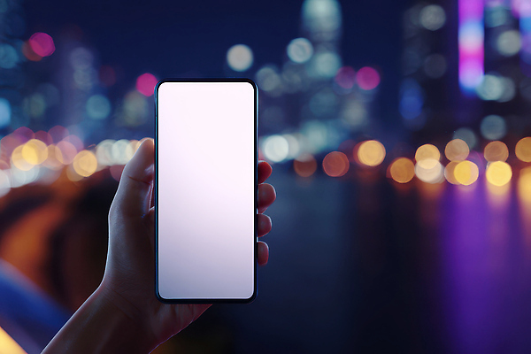 JPG 편집이미지 손 야경 통신 무선통신 거리 기술 사람 빛 스마트폰 세계 장비 도시 목업 의료성형뷰티 이미지편집 AI인물포토 AI콘텐츠 신체부위 핸드폰 스마트기기 야간 파일형식 풍경_경치 AI포토