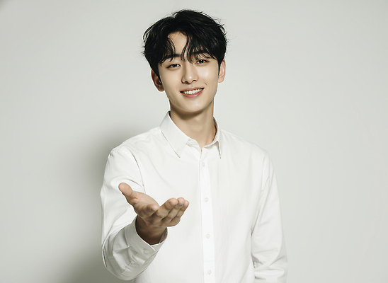 JPG 편집이미지 손 옷 남자 얼굴 포즈 백그라운드 미소 사람 앞모습 빛 의료성형뷰티 스타일 편집실사 AI인물포토 AI콘텐츠 뷰포인트 표정 신체부위 CG 파일형식 AI포토