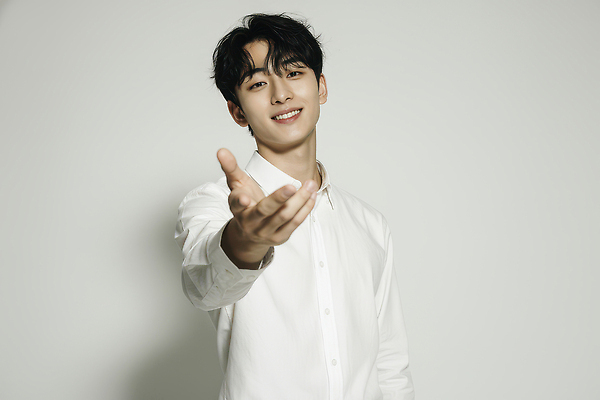 JPG 편집이미지 손 남자 포즈 셔츠 실내 표정 미소 웃음 사람 캐주얼 빛 촬영 평면 의료성형뷰티 편집실사 AI인물포토 AI콘텐츠 옷 상의 내부 신체부위 CG 파일형식 AI포토