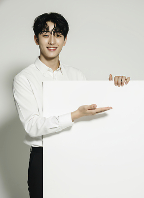 JPG 편집이미지 남자 백그라운드 셔츠 모션 스튜디오 표정 촬영 흰색 판넬 분위기 보여주기 의료성형뷰티 카피스페이스 비어있는 편집실사 컬러 컨셉 상의 사람 공백 CG 파일형식