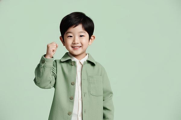 JPG 편집이미지 손 어린이 백그라운드 셔츠 모션 표정 미소 웃음 앞모습 연두색 주먹 외투 활발 의료성형뷰티 스타일 편집실사 뷰포인트 컨셉 상의 사람 신체부위 초록색 CG 파일형식