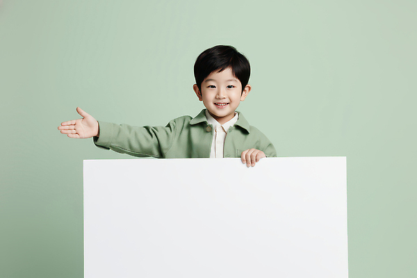JPG 편집이미지 손 얼굴 어린이 포즈 백그라운드 상상 놀이 표정 밝음 웃음 초록색 촬영 자유 흰색 판 의료성형뷰티 카피스페이스 편집실사 AI인물포토 AI콘텐츠 컬러 컨셉 사람 신체부위 공백 CG 파일형식 AI포토
