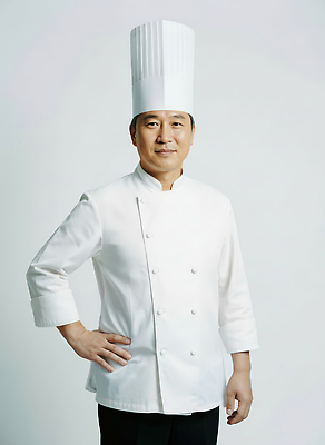 JPG 편집이미지 손 남자 음식 유니폼 요리 주방 요리사 흰색 자신감 허리 의료성형뷰티 편집실사 AI인물포토 AI콘텐츠 직업 옷 감정 컬러 사람 신체부위 CG 파일형식 AI포토