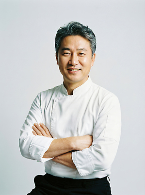 JPG 편집이미지 직업 남자 산업 음식 백그라운드 유니폼 요리 웃음 카메라 팔짱 요리사 흰색 준비 전문 의료성형뷰티 편집실사 AI인물포토 AI콘텐츠 옷 컬러 모션 표정 사람 전자제품 CG 파일형식 AI포토