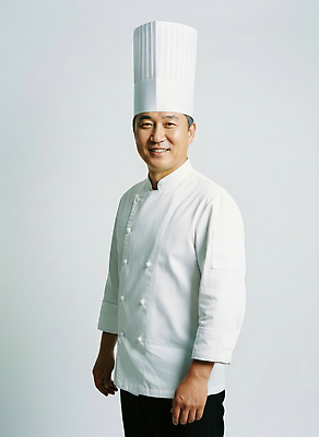 JPG 편집이미지 직업 남자 음식 재료 요리 미소 사람 주방 요리사 식사 흰색 전문직 조리복 의료성형뷰티 편집실사 AI인물포토 AI콘텐츠 컬러 유니폼 표정 CG 파일형식 AI포토