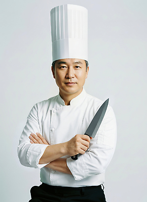 JPG 편집이미지 남자 음식 포즈 주방용품 요리 사람 카메라 주방 요리사 칼 집중 레시피 흰옷 전문 의료성형뷰티 편집실사 AI인물포토 AI콘텐츠 직업 옷 생활용품 컨셉 전자제품 CG 파일형식 AI포토