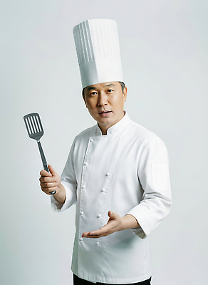 JPG 편집이미지 남자 주방용품 요리 설명 주방 주방장 요리사 조리복 요리방법 의료성형뷰티 편집실사 AI인물포토 AI콘텐츠 직업 생활용품 유니폼 모션 사람 CG 방법 파일형식 AI포토