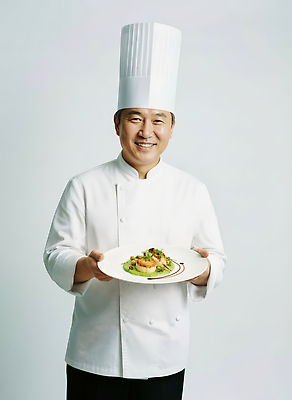 JPG 편집이미지 접시 디자인 음식 컬러 유니폼 재료 요리 웃음 주방 요리사 레시피 의료성형뷰티 편집실사 AI인물포토 AI콘텐츠 직업 식기 옷 표정 CG 파일형식 AI포토