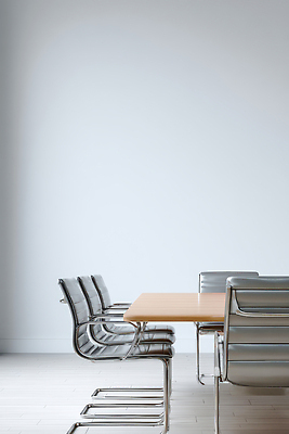 JPG 나무 편집이미지 디자인 의자 탁자 회의 실내 밝음 사무실 금속 공간 편안함 준비 정리 빈자리 편집실사 AI포토 AI콘텐츠 식물 가구 비즈니스 재질 내부 감각 CG 파일형식