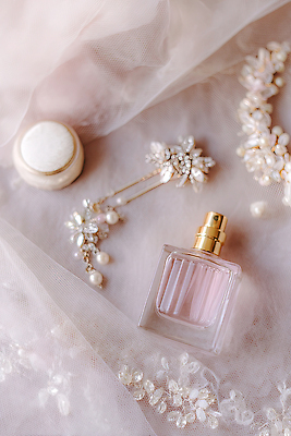 JPG 편집이미지 꽃 장신구 탁자 결혼식 장식 뷰티 머리핀 결합 보석 크림 향수 준비 스타일 편집실사 AI포토 AI콘텐츠 식물 가구 결혼 화장품 광석 CG 파일형식